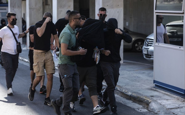 Νέα Φιλαδέλφεια:  Η ώρα της απολογίας έφτασε - Σε ομάδες στους 3 ανακριτές οι συλληφθέντες, ένταση έξω από τα δικαστήρια (βίντεο)