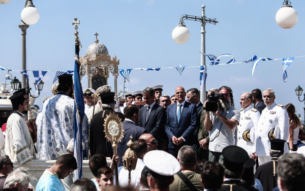 Δεκαπενταύγουστος: Στην Τήνο ο Κυρ. Μητσοτάκης - «Στεφάνι» στο σημείο που βυθίστηκε το «Έλλη» (βίντεο)