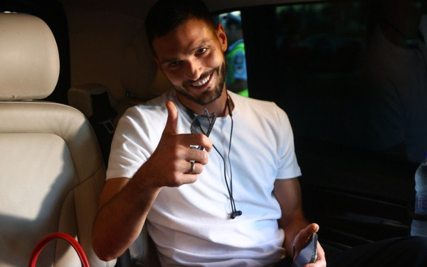 Έφτασε στη Θεσσαλονίκη για τον ΠΑΟΚ ο Οζντόεφ (φωτ.)