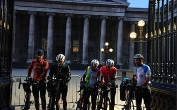 «Φέρτε τα πίσω»: Ποδηλατούν από το Βρετανικό Μουσείο στην Ακρόπολη για τα γλυπτά