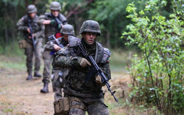 Οχυρώνεται η Πολωνία: Στέλνει πάνω από 10.000 στρατιώτες στα σύνορα με τη Λευκορωσία