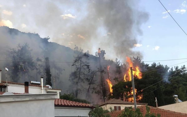 Φωτιά στον Ίασμο Ροδόπης λίγο έλειψε να κάψει σπίτια (βίντεο & φωτ.)