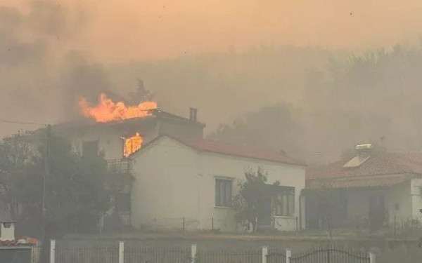 Βλέπουν τα σπίτια τους να καίγονται στη Ροδόπη - Έξι οικισμοί εκκενώθηκαν (βίντεο & φωτ.)