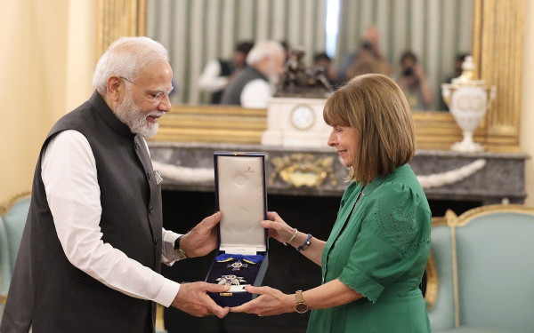 Με το Παράσημο του Μεγαλόσταυρου του Τάγματος της Τιμής τίμησε τον Μόντι η ΠτΔ