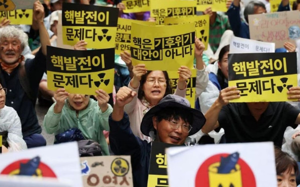 Ν. Κορέα: Ακτιβιστές διαδηλώνουν ενάντια στο ιαπωνικό σχέδιο για απόρριψη ραδιενεργού ύδατος από τη Φουκουσίμα
