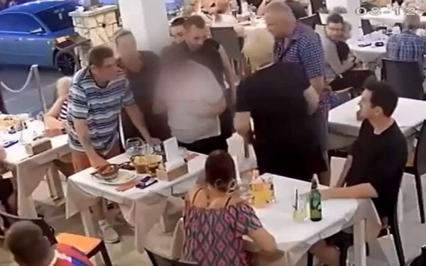 Ζάκυνθος: Σερβιτόρος έσωσε τη ζωή πελάτισσας εφαρμόζοντας την τεχνική Χάιμλιχ (βίντεο)