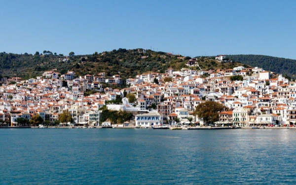 Η Σκόπελος, το ομορφότερo νησί για τους Γάλλους - «Αναβίωση» του Mamma Mia σε βράχο ύψους 100 μέτρων (βίντεο)