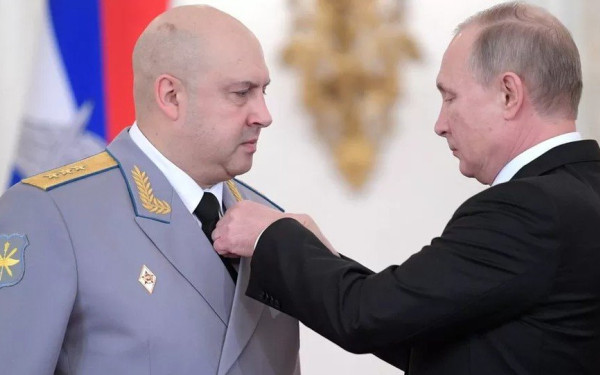 Ρωσία: Ο στρατηγός Σουροβίκιν επανεμφανίστηκε σε αποστολή στην Αλγερία