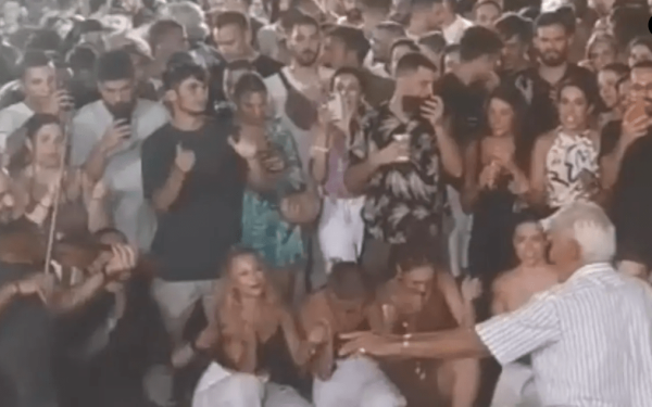 Τήνος: Ενθουσιασμός του πλήθους για έναν 86χρονο που χόρεψε ζεϊμπέκικο  (βίντεο)