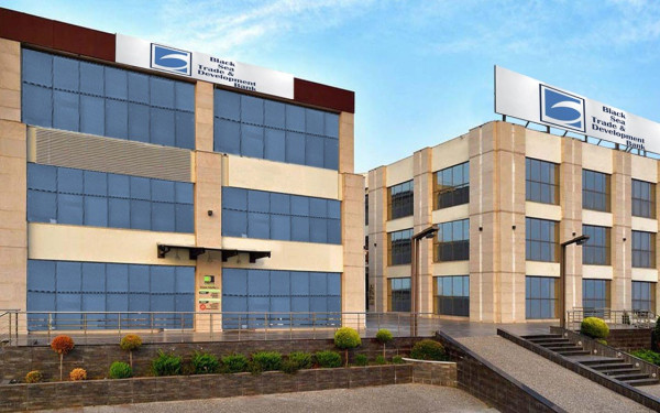 Θεσσαλονίκη: Πρόταση- «σφήνα» της ΙΝΤΡΑΚΑΤ για το κτίριο της Παρευξείνιας