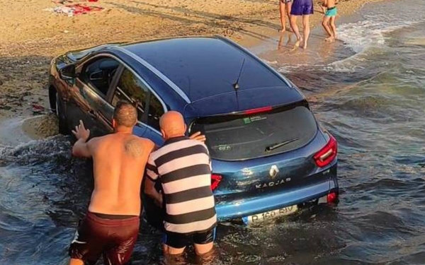 Θάσος: «Αμφίβιο» αυτοκίνητο βούτηξε στη θάλασσα (φωτ.)