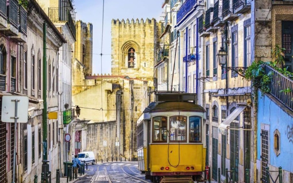 Συγκρούστηκαν 2 τραμ στη Λισαβώνα: 13 τραυματίες