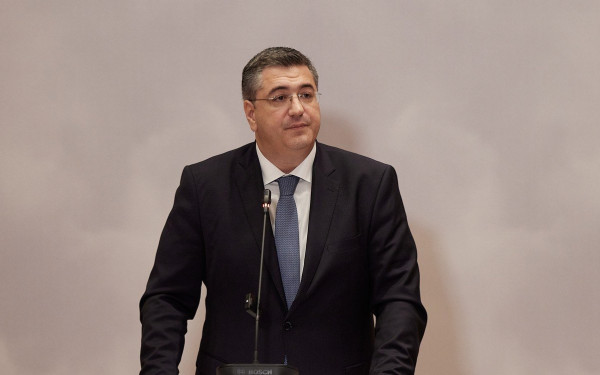 Απ. Τζιτζικώστας: Μόνος… εναντίον του εαυτού του υπό το βλέμμα των αντιπάλων