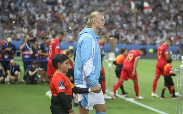 Μάντσεστερ Σίτι - Σεβίλλη: Ο μικρός Λέανδρος συνόδευσε τον Χάαλαντ στον αγωνιστικό χώρο του «Γ. Καραϊσκάκης» (βίντεο)