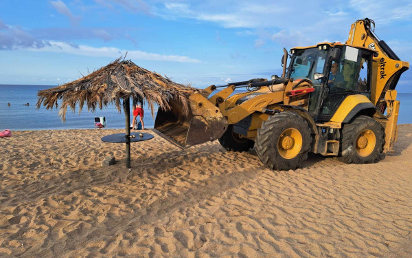 Ένταση στη Χαλκιδική: «Ξηλώθηκαν» ομπρέλες και ξαπλώστρες από την παραλία των Ν. Φλογητών (βίντεο, φωτ.)