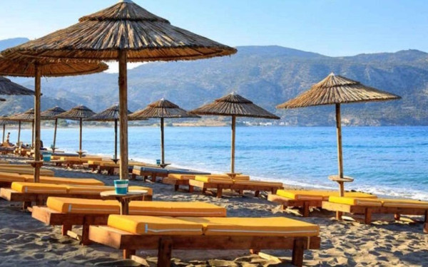 «Βροχή» οι καταγγελίες στο MyCoast για ομπρέλες και ξαπλώστρες - Πρωταθλήτριες Αττική και Χαλκιδική