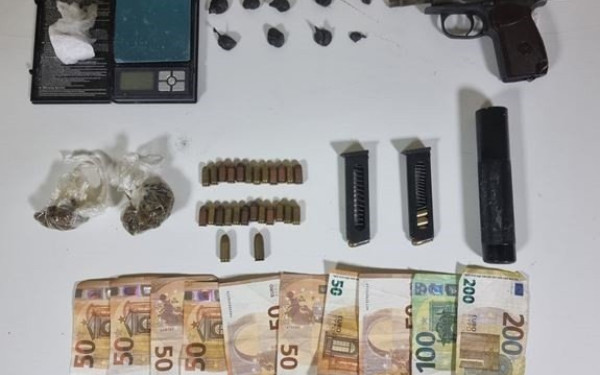 Θεσσαλονίκη: Βρήκαν στο σπίτι του όπλο και ναρκωτικά