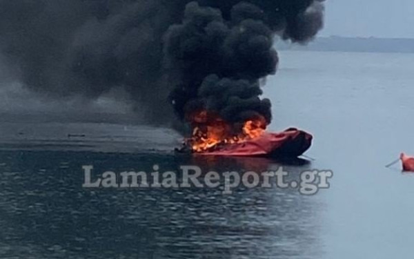 Λαμπάδιασε σκάφος μέσα στη θάλασσα (βίντεο, φωτ.)