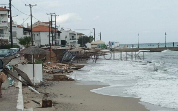 Η κακοκαιρία Daniel χτύπησε και τη Χαλκιδική: Ζημιές σε beach bar στο Πευκοχώρι - Δείτε φωτογραφίες