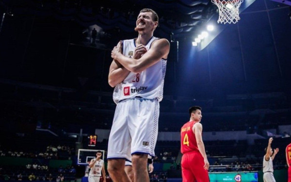 Μουντομπάσκετ: Η στιγμή που ο Σίμανιτς έχασε τον νεφρό του (βίντεο)