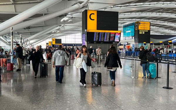 Το χάος στα αεροδρόμια της Ευρώπης μπορεί να κρατήσει μέρες: Συνεχίζονται τα προβλήματα