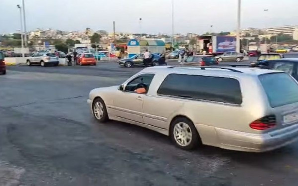 Έφτασε στην Κρήτη η σορός του 36χρονου Αντώνη: Στις 12:00 η κηδεία - Βαρύ το κλίμα στον Αγ. Νικόλαο (βίντεο)