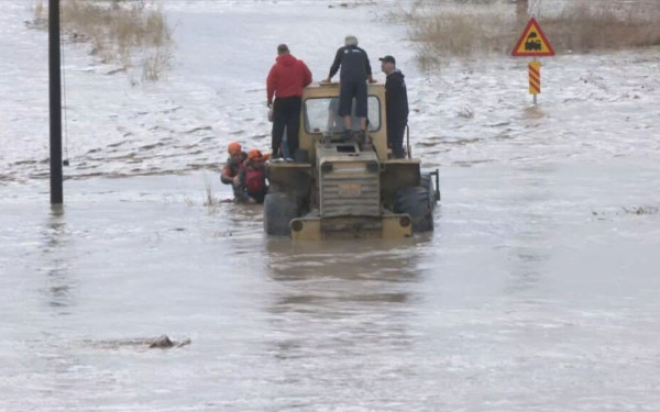 Κακοκαιρία «Daniel»: Απεγκλωβισμός ατόμου στο Κιλελέρ - Απέραντη λιμνοθάλασσα η περιοχή (βίντεο)