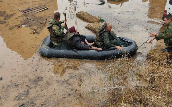 Πλημμύρες: Οι Ένοπλες Δυνάμεις αναλαμβάνουν ενεργό ρόλο στην περισυλλογή νεκρών ζώων στη Θεσσαλία