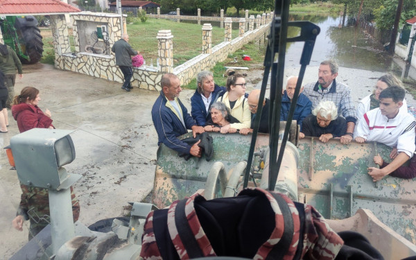 Παλαμάς: Με φορτωτές απεγκλωβίζει τους κατοίκους ο στρατός - Συγκλονιστικές εικόνες και βίντεο