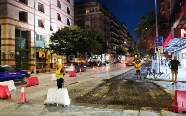 Άρχισε η νυχτερινή ασφαλτόστρωση στην οδό Τσιμισκή - Κλειστές οι 2 λωρίδες (βίντεο & φωτ.)
