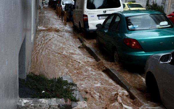 Σάρωσε την Αττική η κακοκαιρία «Daniel»: Κινδύνευσαν άνθρωποι στο Κέντρο της Αθήνας - Πώς θα εξελιχθεί σήμερα (βίντεο)