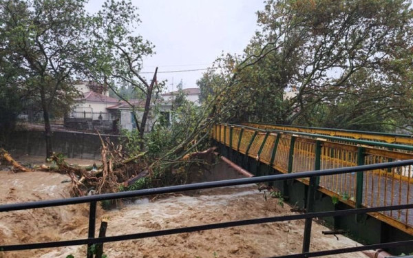 Νύχτα αγωνίας στη Μαγνησία: Αγνοούνται 4 άνθρωποι ενώ θα συνεχιστεί και το βράδυ η κακοκαιρία «Daniel» (βίντεο, φωτ.)