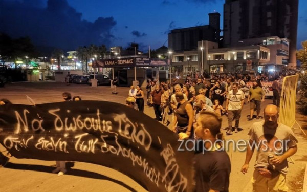 Κρήτη: Εκατοντάδες Χανιώτες διαδήλωσαν στο λιμάνι της Σούδας για τη δολοφονία του 36χρονου Α. Καρυώτη (βίντεο)