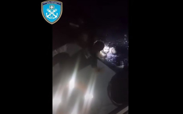 Το λιμενικό επανέφερε στη ζωή παιδί που πνιγόταν μετά από ναυάγιο στη Σάμο- Πέθαναν 4 παιδιά ανοιχτά της Λέσβου (Δείτε βίντεο)