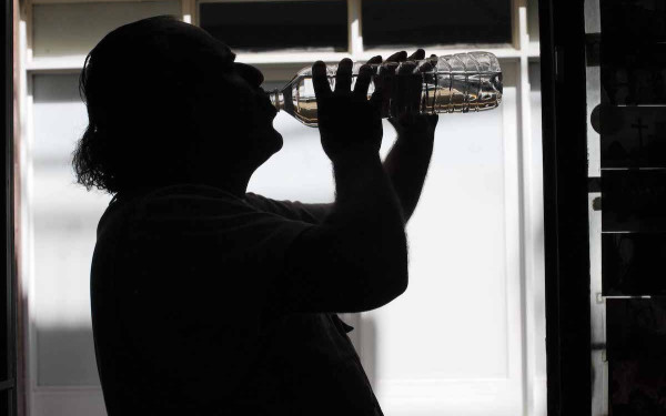 Ε. Αγαπηδάκη: Δυνητικά μολυσμένο νερό στη Θεσσαλία, ασφαλές μόνο το εμφιαλωμένο