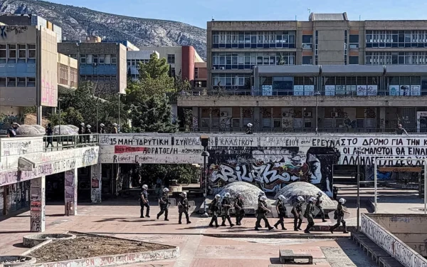 Επεισόδια στο ΕΜΠ: Φοιτήτρια παρασύρθηκε από μηχανή των ΔΕΛΤΑ και τραυματίστηκε στο κεφάλι