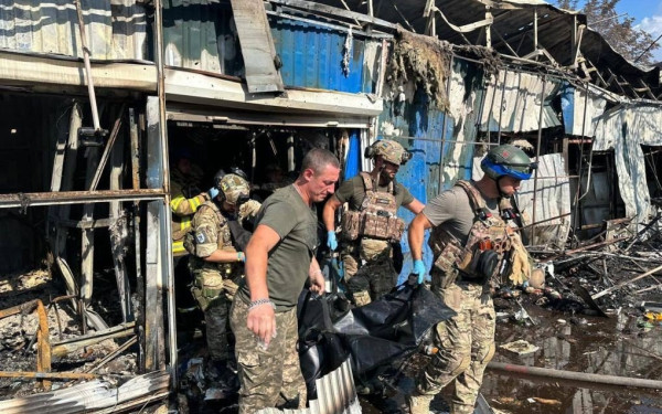 Ρωσική επίθεση με 16 νεκρούς σε αγορά πόλης της ανατολικής Ουκρανίας (βίντεο)