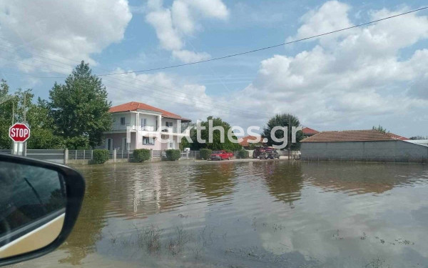 Θεσσαλία: Οργή για το σπάσιμο αναχώματος που έπνιξε τα χωριά - Την «κολοκυθιά» παίζουν περιφέρεια και χειριστές (βίντεο)