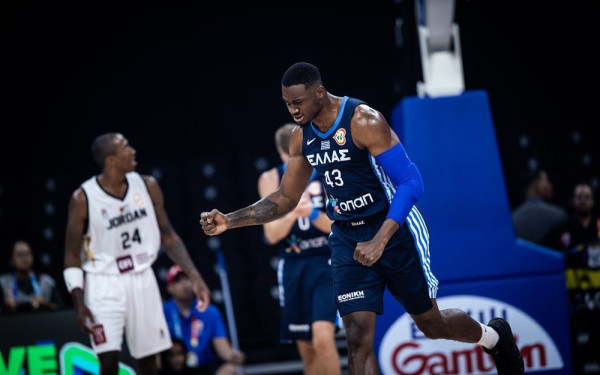 Περίπατος της Εθνικής στην πρεμιέρα του Μουντομπάσκετ (βίντεο)