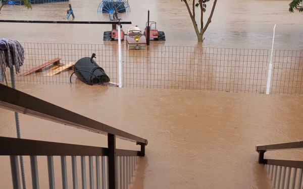 Φαρκαδόνα: Άνοιξαν σχολεία για να διανυκτερεύσουν άστεγοι κάτοικοι - Αντιδήμαρχος και ιδιώτης απεγκλωβίζουν ανθρώπους από σπίτια (βίντεο)