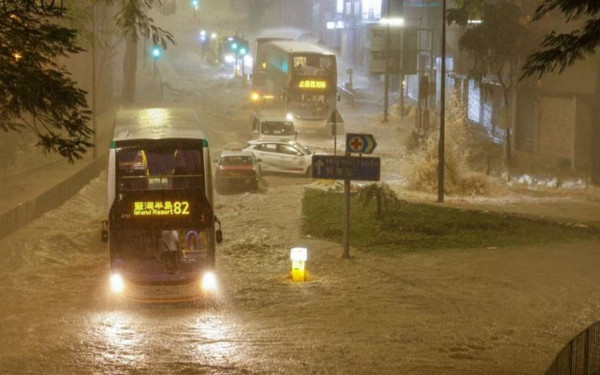 Στη δίνη  της κακοκαιρίας η Κίνα: Το Χονγκ Κονγκ πλήττεται από τις χειρότερες βροχές των τελευταίων 140 ετών