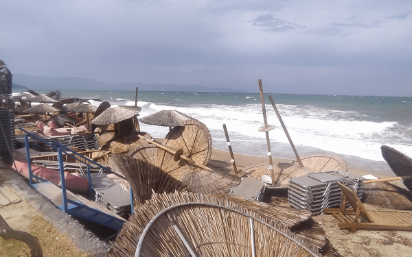 Ιερισσός Χαλκιδικής: Η κακοκαιρία «Daniel» πήρε και σήκωσε ομπρέλες, ξαπλώστρες και τέντες - Δείτε φωτογραφίες