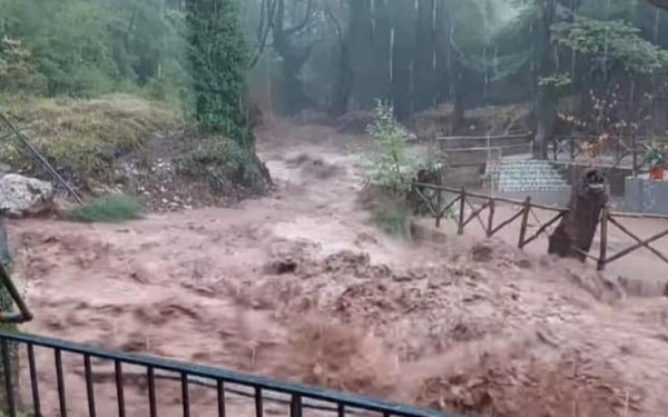 Αγωνία στην Καρδίτσα: Χτυπιέται από την κακοκαιρία «Daniel» - Υπερχείλισε ο ποταμός Καράμπαλης