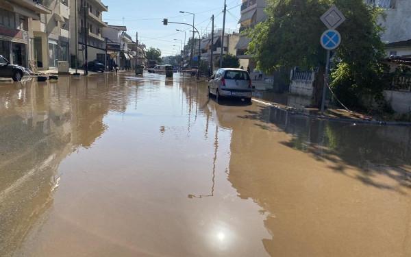 Λάρισα: «Μάχη» με τα νερά που έχουν πλημμυρίσει σπίτια κι επιχειρήσεις