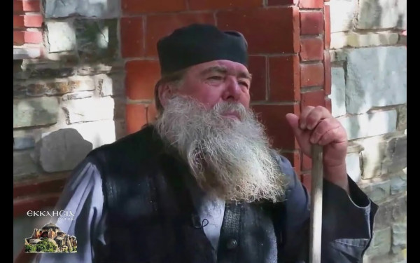 Υπέρ των νέων ταυτοτήτων αγιορείτης μοναχός - Δείτε βίντεο