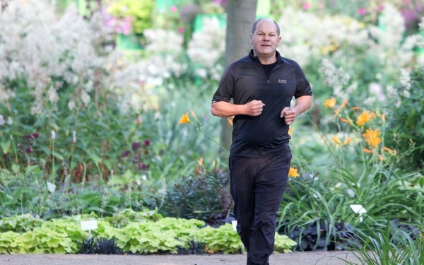 Ο καγκελάριος Σολτς έφαγε κυριολεκτικά «τα μούτρα του» κάνοντας τζόκινγκ 