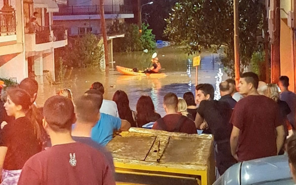 Bίντεο και φωτογραφίες: Συνεχίστηκαν και τη νύχτα οι επιχειρήσεις απεγκλωβισμού με βάρκες στη Λάρισα