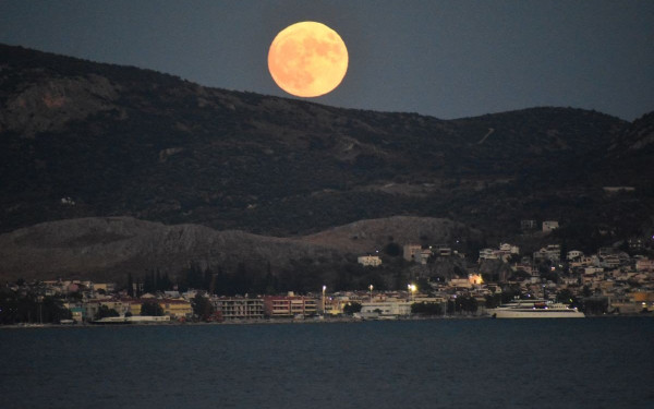 Εντυπωσιάζει η σημερινή «υπερπανσέληνος» - Δείτε φωτογραφίες