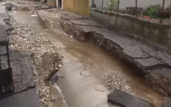Σε ποτάμια μετατράπηκαν οι δρόμοι στο Μετόχι Εύβοιας - Δείτε βίντεο