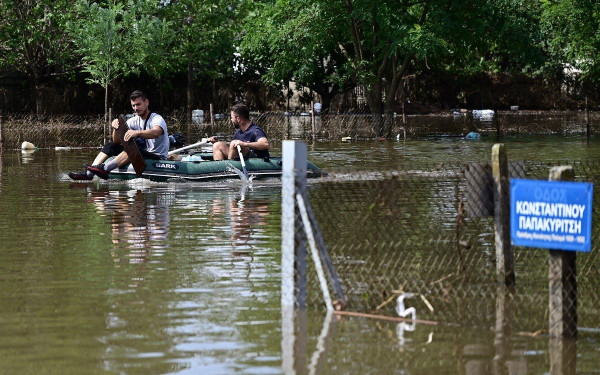 Βλοχός Καρδίτσας: Ογδόντα άνθρωποι κοιμούνται στην εκκλησία, αρνούμενοι να εγκαταλείψουν το χωριό (βίντεο)